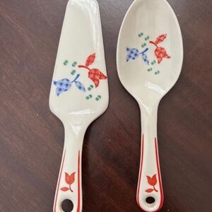 Set of two gingham print flower, pie spatula and spoon